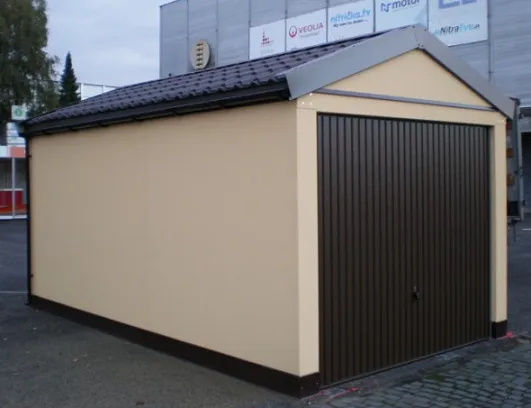 Plechová montovaná garáž s omítkou a bránou na válec.