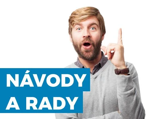 Muž ukazující nahoru s českým nápisem nápady rady.