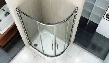 Curved shower enclosure without tray