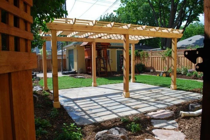 Dřevěná pergola postavená vlastními rukama na zahradním pozemku
