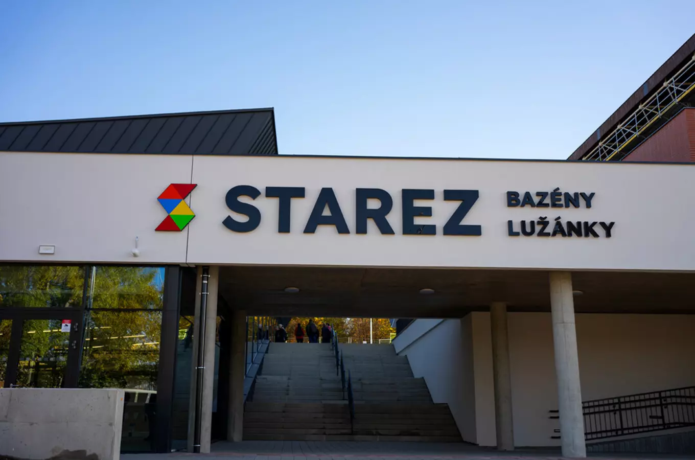 Vstup do plaveckého bazénu Starez v Lužánkách v Brně.
