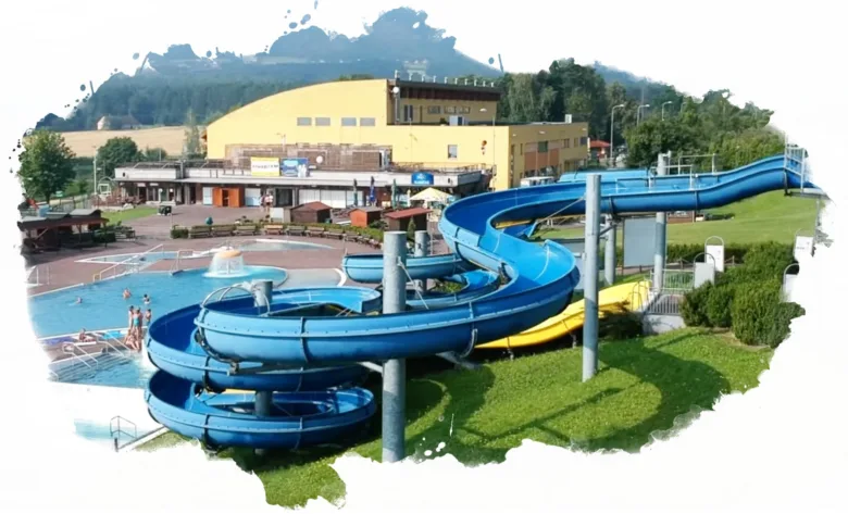 Modré vodní skluzavky v rekreačním areálu Kemp Olešná.