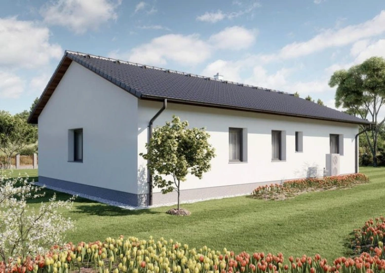 Moderní bílý bungalov s tmavou střechou na zelené trávě.
