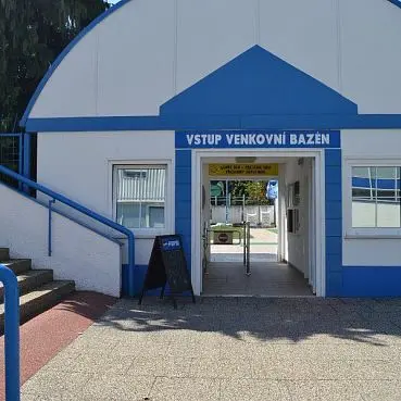 Vstup do venkovního bazénu v Novém Jičíně