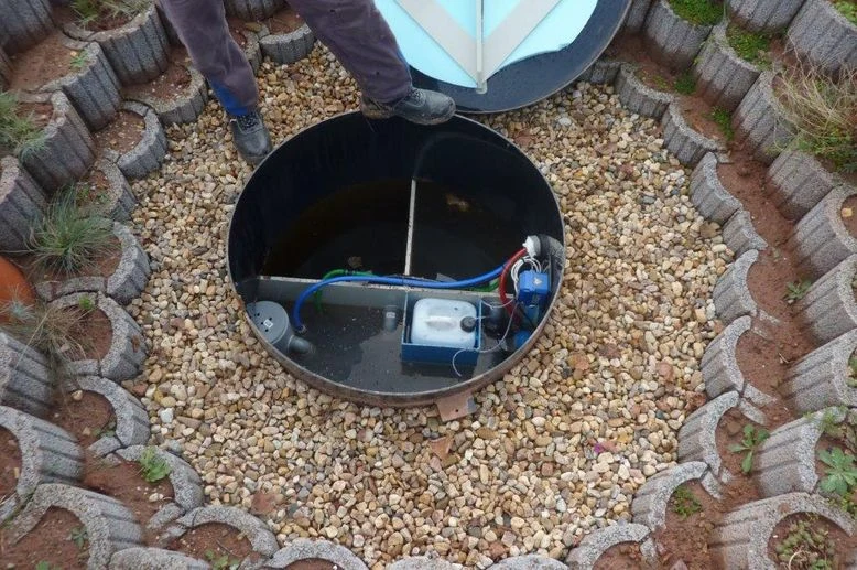 Instalace domácí čistírny odpadních vod v zahradě.