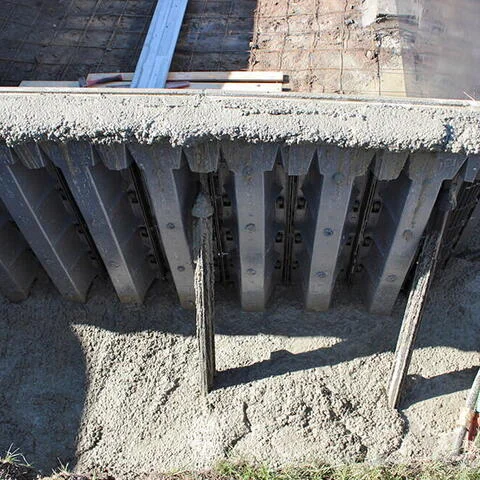 Ztracené bednění pro betonové schody bazénu v procesu lití.