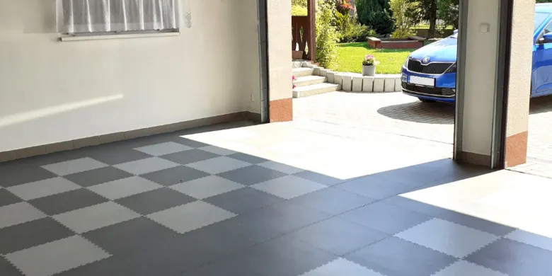 Nová dlažba do garáže s šedou kostkou uvnitř.