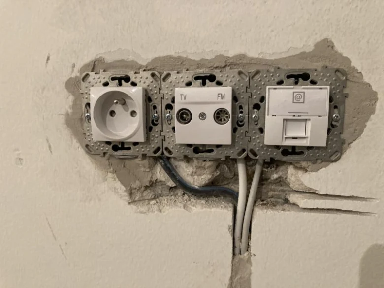 Nainstalované elektrické zásuvky s vedením v rekonstruovaném bytě.