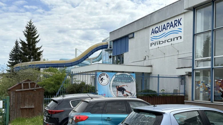 Vnější pohled na aquapark v Příbrami s vodním skluzavkou.