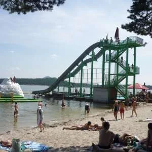 Zelené vodní hřiště s kluzištěm na plážovém koupališti v Divoké Šárce.