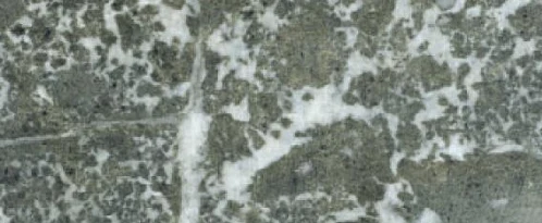 Detailní záběr na texturu stavebního pískovce s přírodními žilkami.
