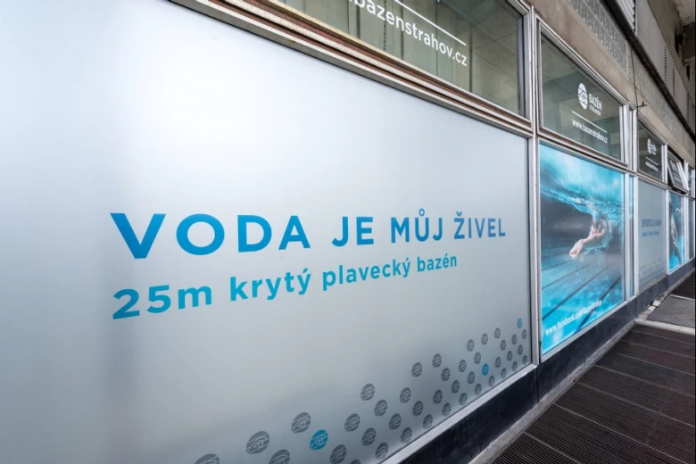 Reklama na krytý bazén v areálu Bazén Strahov.