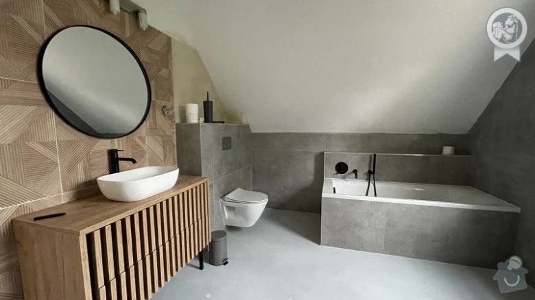 Moderní koupelna s bílým záchodem a dřevěnou umyvadlovou skříňkou.