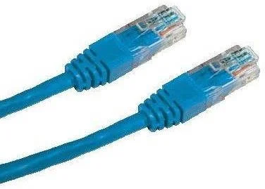 Modré síťové kabely s konektory RJ45 pro zapojení.