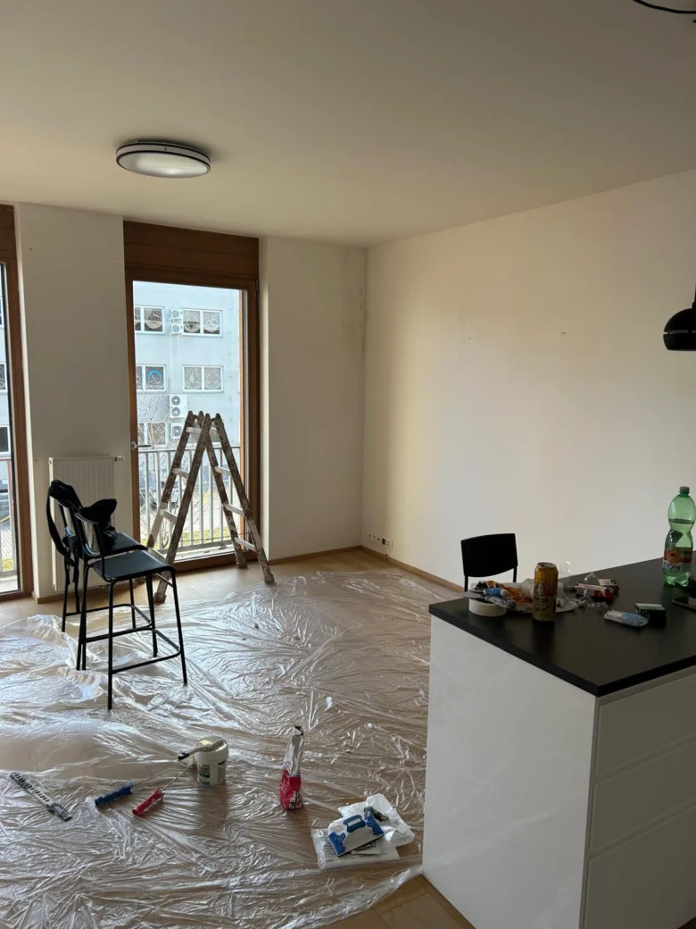 Pracovní prostor pro malování bytu v Praze s ochrannou fólií.