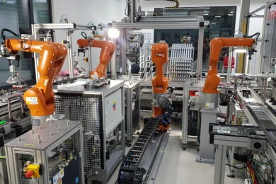 Oranžové průmyslové robota v automatizované výrobní lince.