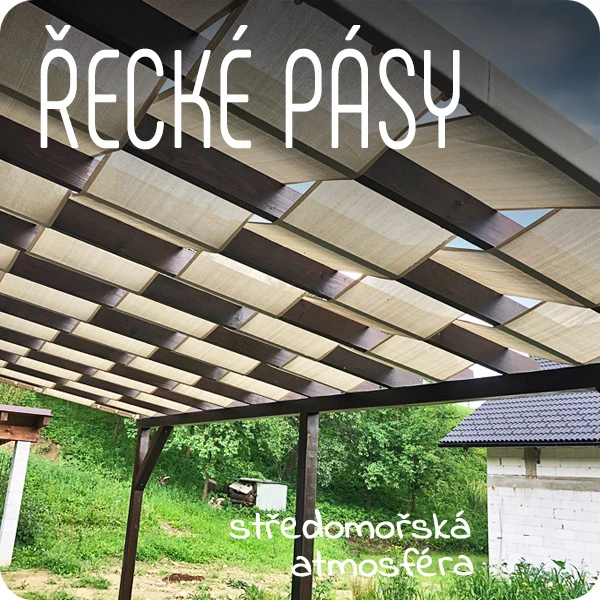 Dřevěná pergola s textilními stínicími pásy venku