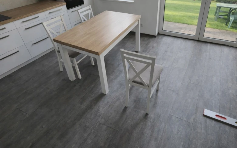 Nivelátor na podlaze v interiéru s kuchyňskou linkou.