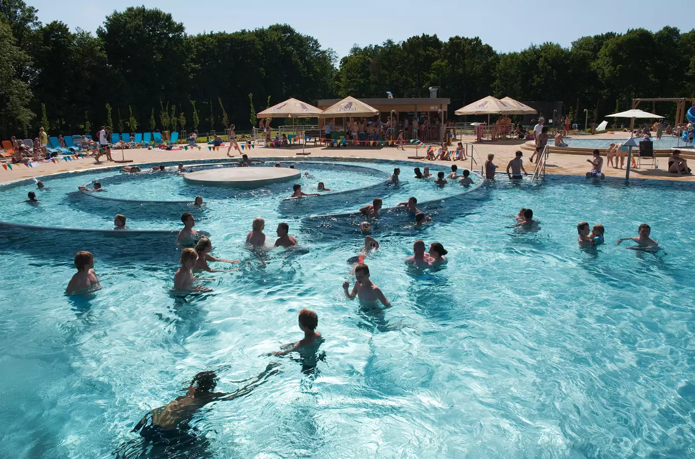 Lidé plavou v bazénu na koupališti Flošna.