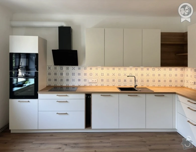 Moderní bílá kuchyně na míru s dřevěnými pracovními plochami.