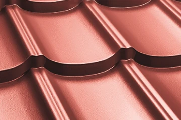 Detail plechové střešní krytiny s měděným povrchem