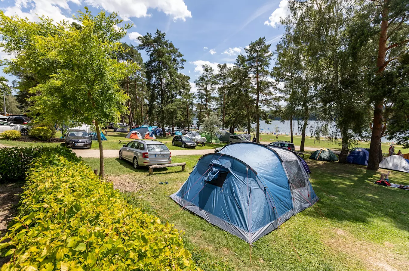Kempování u Vranovské přehradě s plachtami a auty.