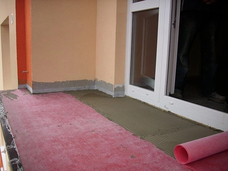 Balkon s hydroizolací a přípravou podlahy pro dlažbu.