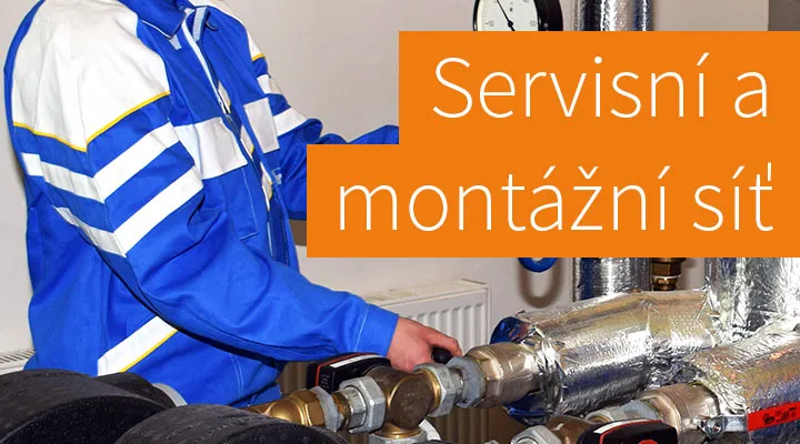 Technik montuje izolované potrubí pro elektrický kotel v domácnosti.