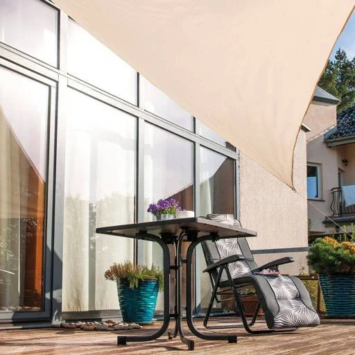 Skládací stůl na balkón s židlou pod plachtou