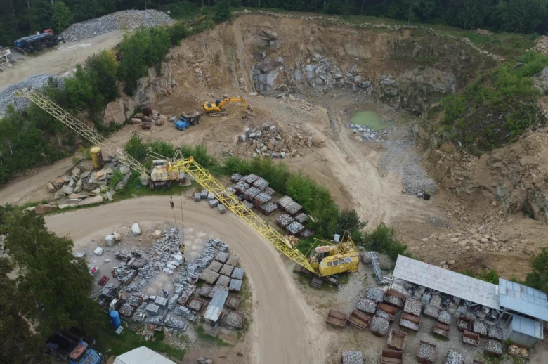 Vzdušný pohled na lom s těžbou kamene pro betonové obrubníky.
