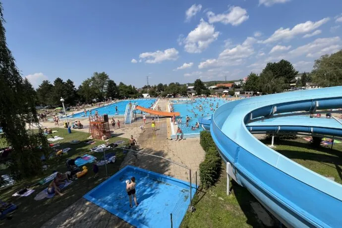 Venkovní koupaliště s bazény a vodními skluzavkami v Neratovicích.