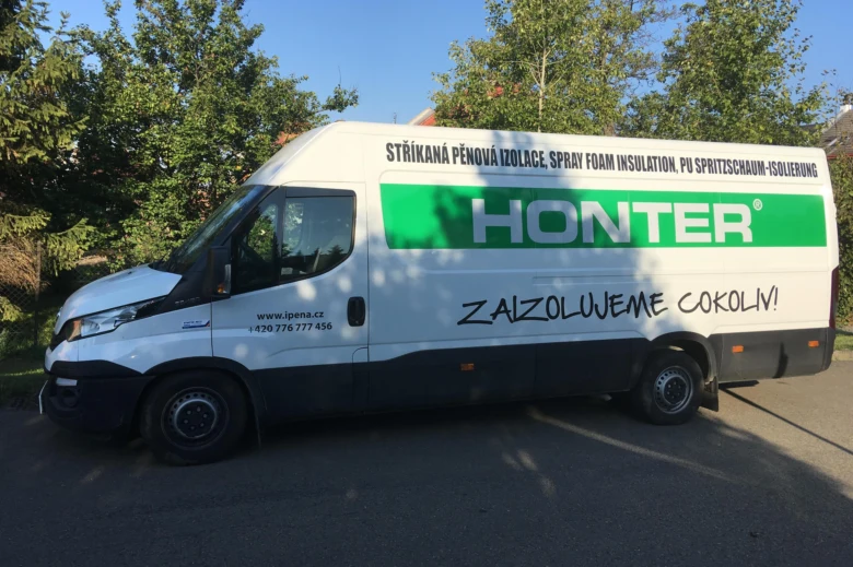 Bílá dodávka firmy Honter pro aplikaci izolační pěny ve spreji.