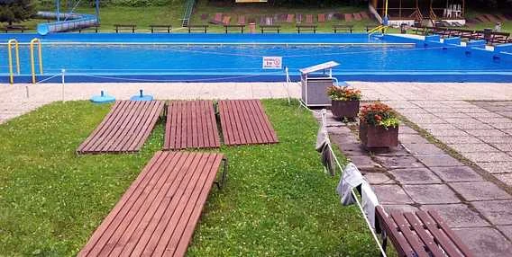 Venkovní bazén s lehátky na trávě v Nové Pace