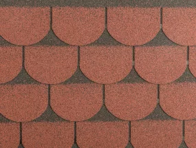 Detailní záběr na červenohnědou asfaltovou střešní krytinu.