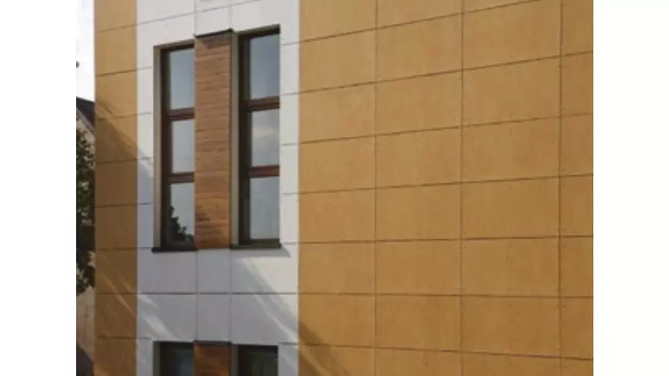 Modernní větraná fasáda s velkými panely na budově.