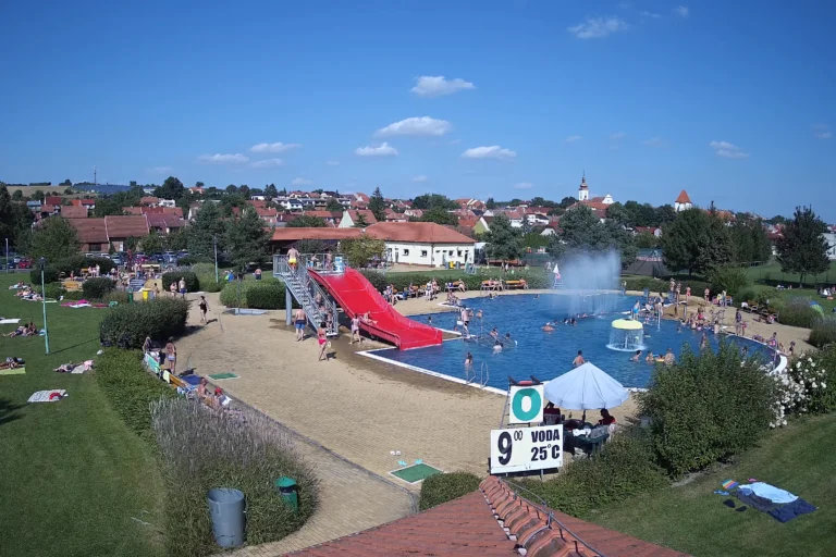 Koupaliště v Otrokovicích s vodním skluzavkou a bazénem