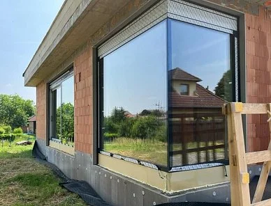 Venkovní žaluzie na okna neukončené budovy venku.
