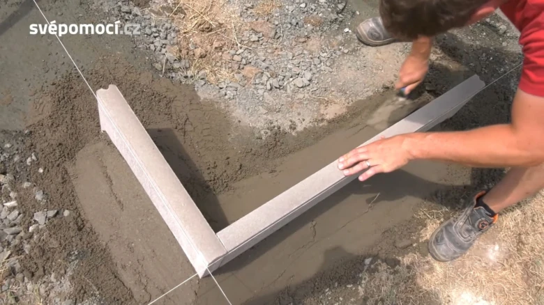 Montáž obrubníku s betonováním kolem něj.