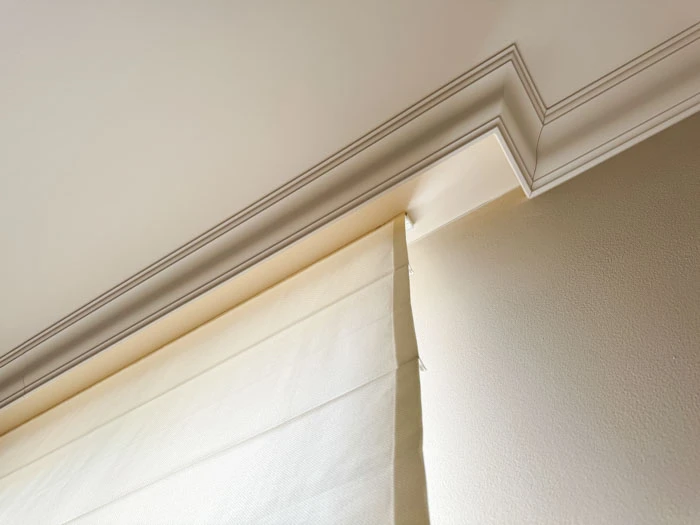 Detail montáže římské rolety pod stropním lištěm