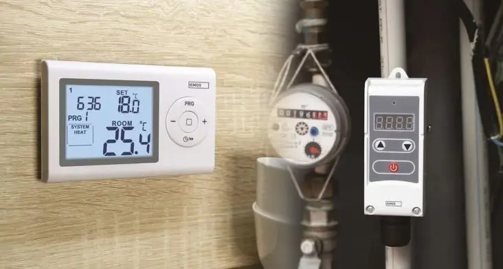 Digitální termostat a měřič teploty na stěně.