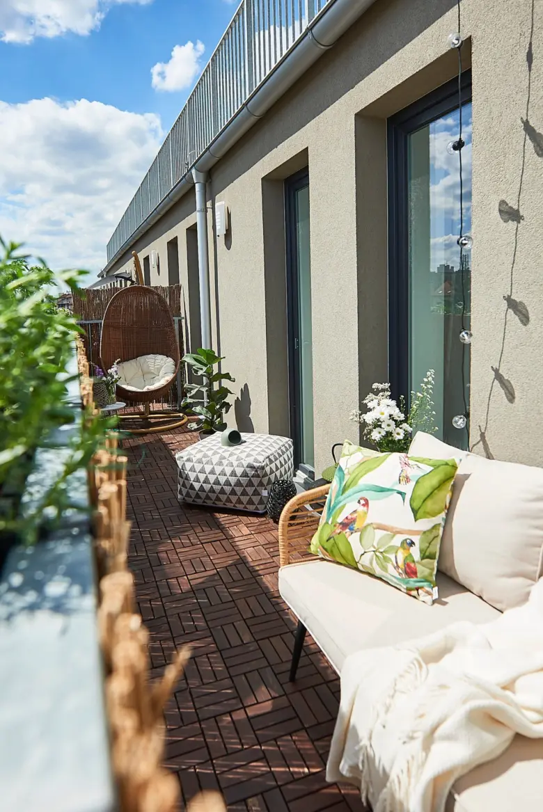 Inspirační balkon s dřevěnou podlahou na paneláku.