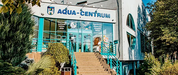 Vstup do bazénu Aqua-Centrum v Jičíně s modrým schodištěm.