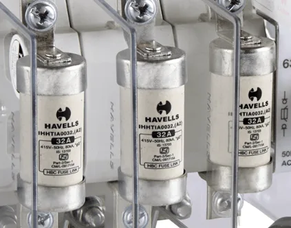 Tři pojistky značky Havells v rozvaděči s viditelnými technickými údaji.