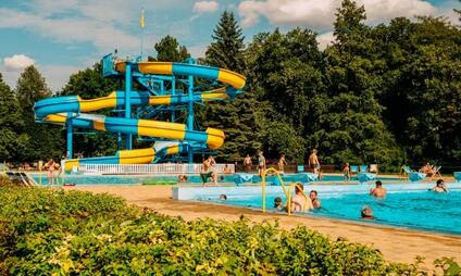 Venkovní bazén s vodními skluzavkami v Horšovském Týně