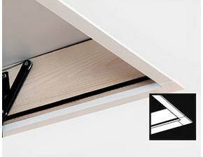 Detailní pohled na černošedé kování pro přístupové dveře do podkroví.