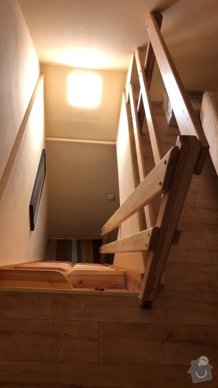Dřevěné schodiště s ohradou v interiéru domu.