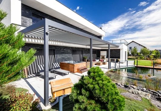 Moderní hliníková pergola s venkovním posezením u bazénu.
