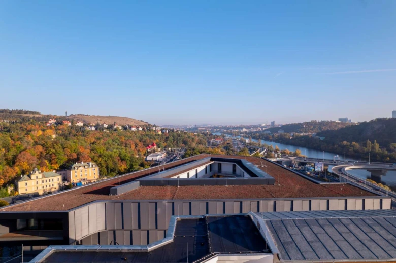 Moderní střechy budovy s výhledem na řeku v Barrandově