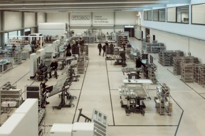 Výroba elektrorozvaděčů na výrobní lince s dělníky.
