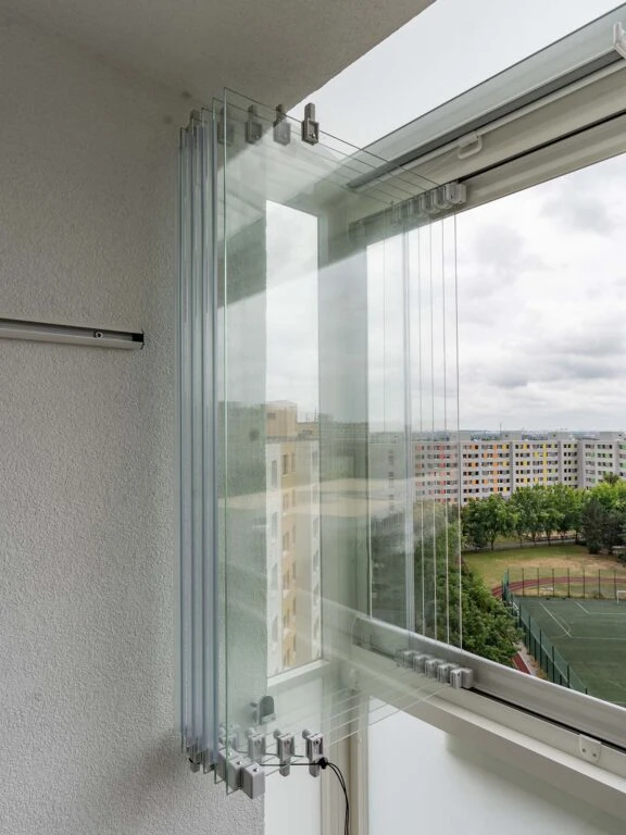 Rozkládací skleněná stěna na balkóně pro rekonstrukci.